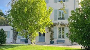 A two-story building with a white facade and green shutters, surrounded by lush greenery and a well-maintained lawn. - Domaine les Darbonnets (Chavannes-sur-Reyssouze)
