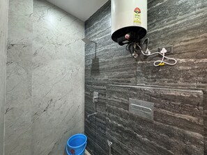 Shower, slippers, towels, soap - Hotel Kalindi kunj (Mathura)