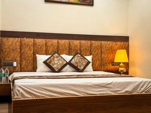 Luxury Room, Balcony | Hypo-allergenic bedding, desk, laptop workspace, free WiFi - Hotel Kalindi kunj (Mathura)