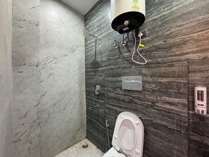 Shower, towels, soap, shampoo - Hotel Kalindi kunj (Mathura)