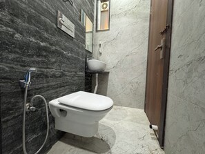Shower, slippers, towels, soap - Hotel Kalindi kunj (Mathura)