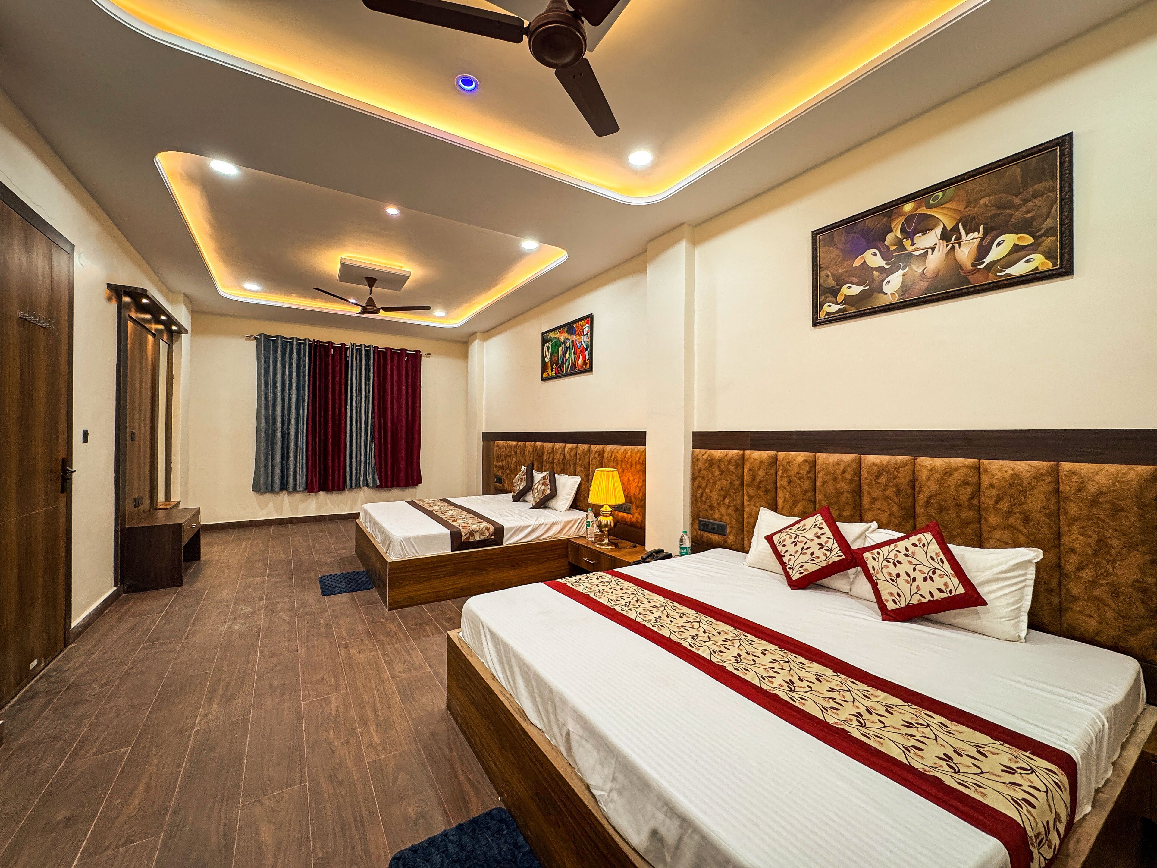 Family Room | Hypo-allergenic bedding, laptop workspace, free WiFi