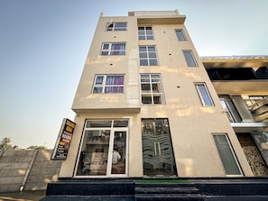 Front of property - Hotel Kalindi kunj (Mathura)