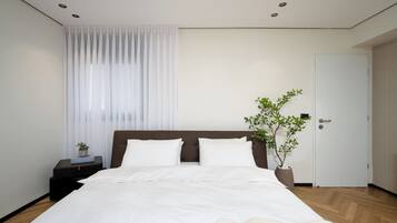 Schreibtisch, laptopgeeigneter Arbeitsplatz, kostenloses WLAN