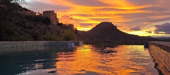 Cozy villa with infinity pool in the mountains of Sierra Cabrera
