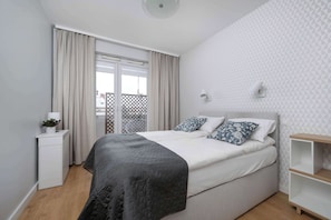 2 bedrooms, iron/ironing board, travel cot, WiFi - Spacious Apartment | Air Conditioning, Balcony and Parking (Wrocław)