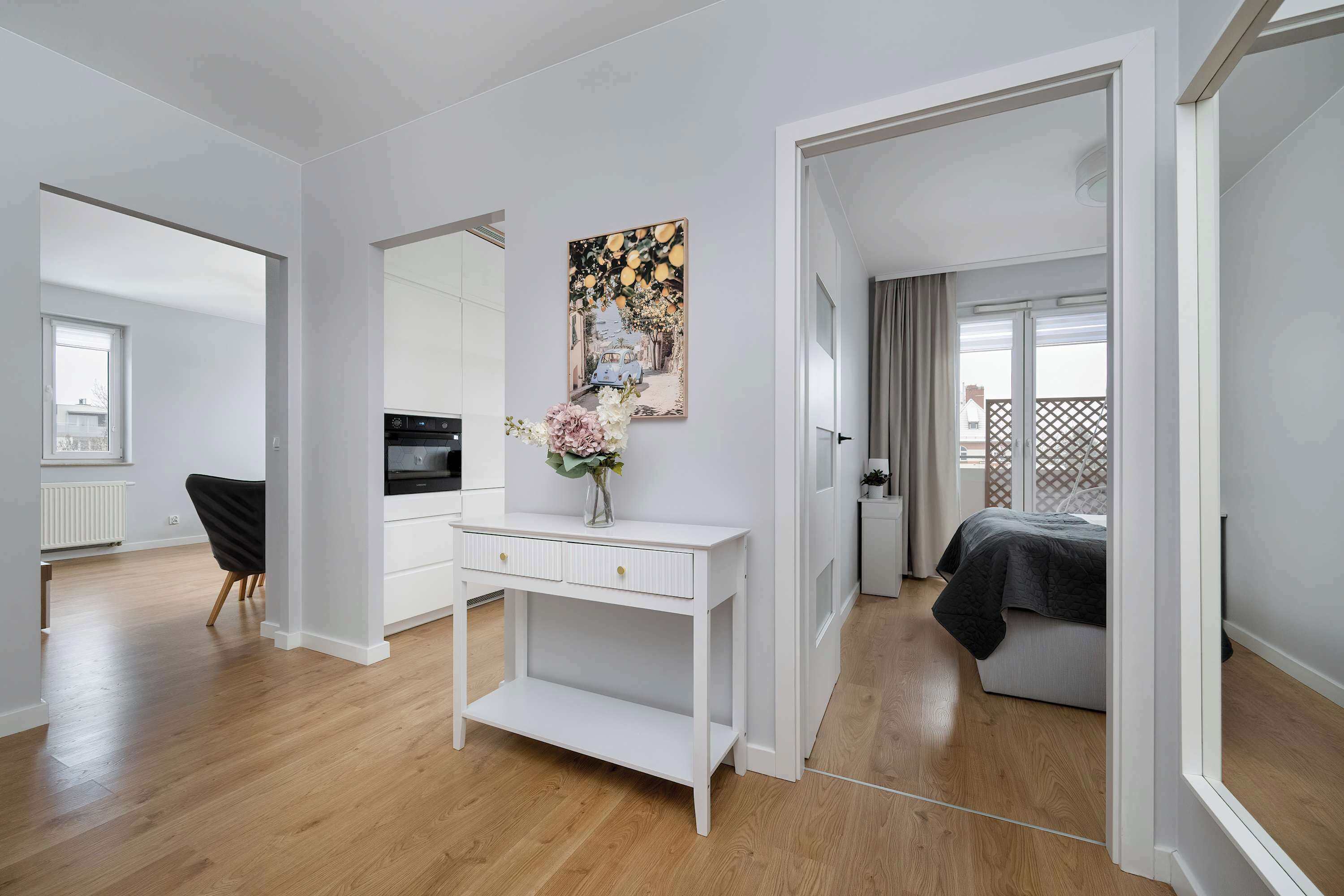 Een strijkplank/strijkijzer, reisbedje, wifi, beddengoed