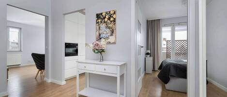 Een strijkplank/strijkijzer, reisbedje, wifi, beddengoed