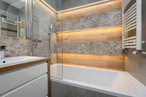 Shower, hair dryer, towels, shampoo - Spacious Apartment | Air Conditioning, Balcony and Parking (Wrocław)