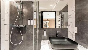 Een douche, een haardroger, handdoeken, zeep