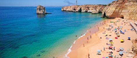 Liegestühle, Strandtücher