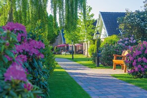 Terrace/patio - Apartment in Hotel with Terrace, Shared Pool, Garden & Wi-Fi (Bad Zwischenahn)