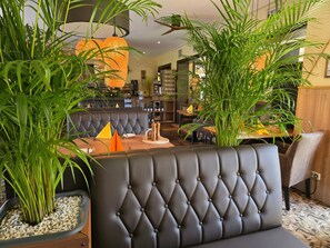 Dining - Apartment in Hotel with Terrace, Shared Pool, Garden & Wi-Fi (Bad Zwischenahn)