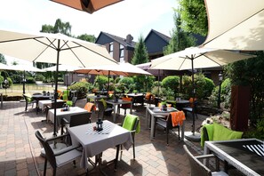 Outdoor dining - Apartment in Hotel with Terrace, Shared Pool, Garden & Wi-Fi (Bad Zwischenahn)