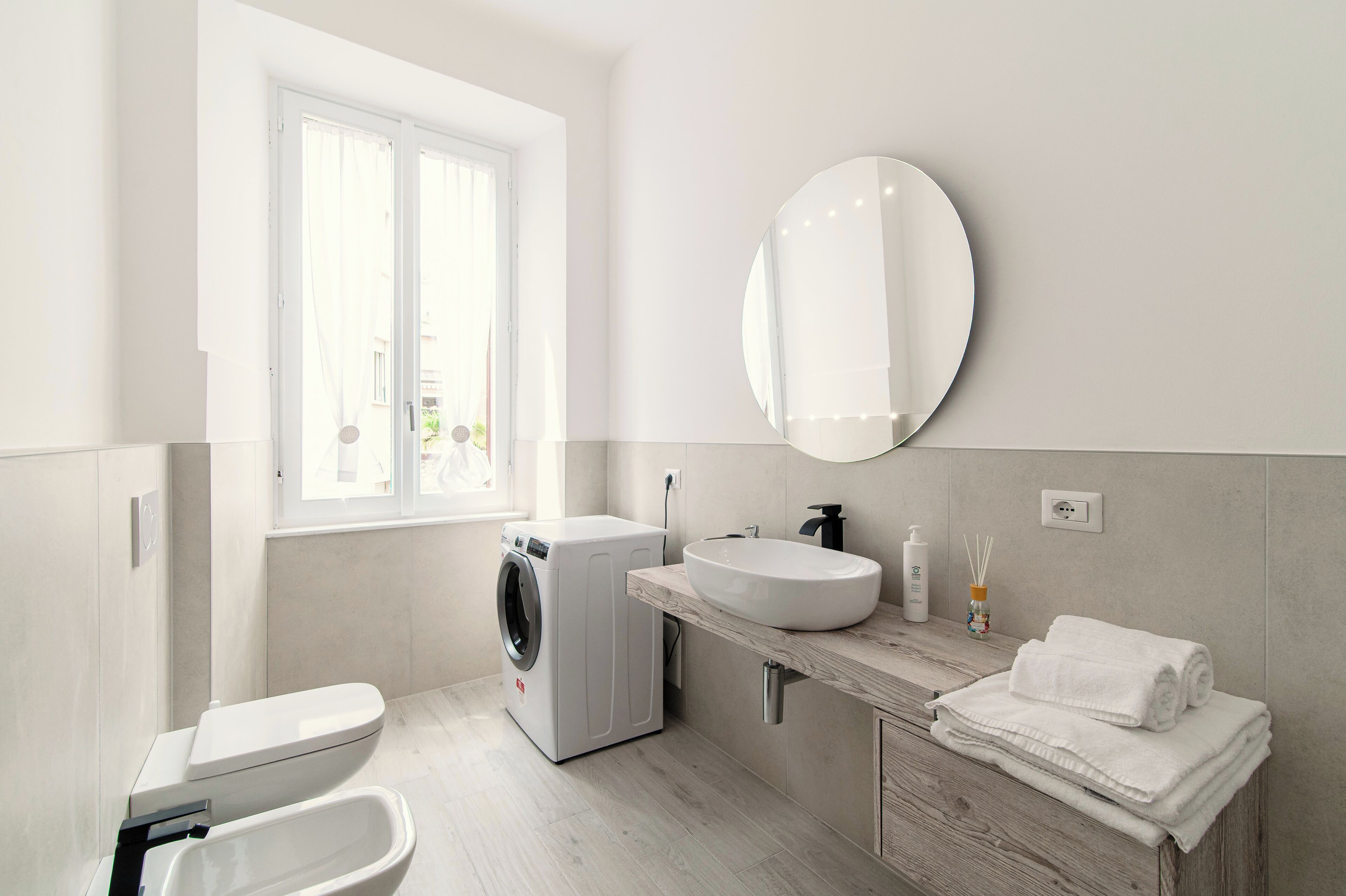 Apartment | Bathroom | Shower, free toiletries, hair dryer, bidet