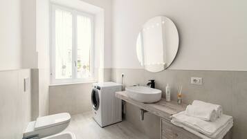 Apartment | Bathroom | Shower, free toiletries, hair dryer, bidet