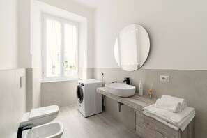 Apartamento | Baño | Ducha, artículos de higiene personal gratuitos, secador de pelo y bidé