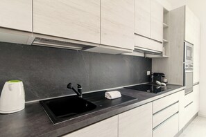 Apartamento | Cozinha privada | Geladeira grande, micro-ondas, fogão, cooktop