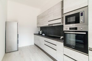 公寓 | 高档床上用品、羽绒被、熨斗/熨衣板、婴儿床