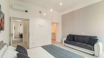 Apartment | Premium bedding, down comforters, iron/ironing board, cribs/infant beds