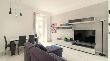 Apartment | Premium bedding, down comforters, iron/ironing board, cribs/infant beds