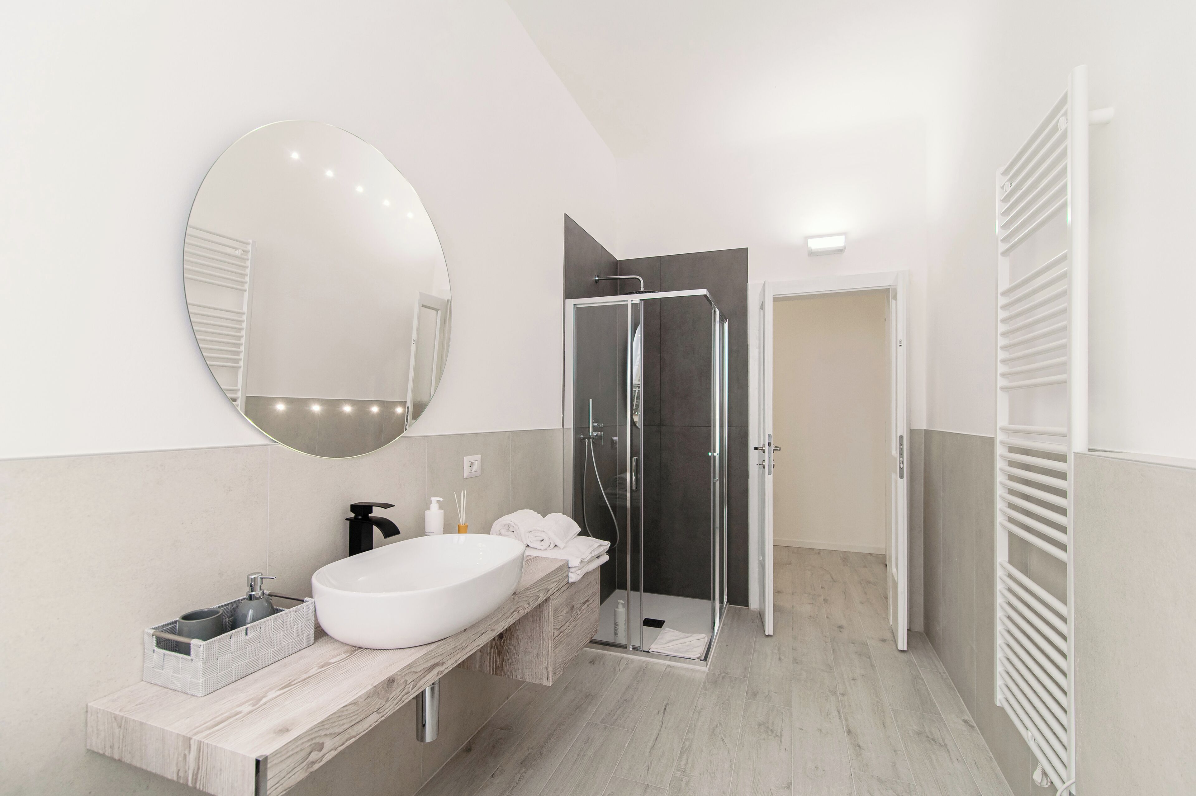 Appartement | Badkamer | Een douche, gratis toiletartikelen, een haardroger, een bidet