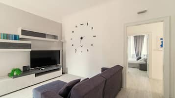 Apartment | Premium bedding, down comforters, iron/ironing board, cribs/infant beds