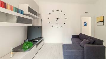 Apartment | Premium bedding, down comforters, iron/ironing board, cribs/infant beds