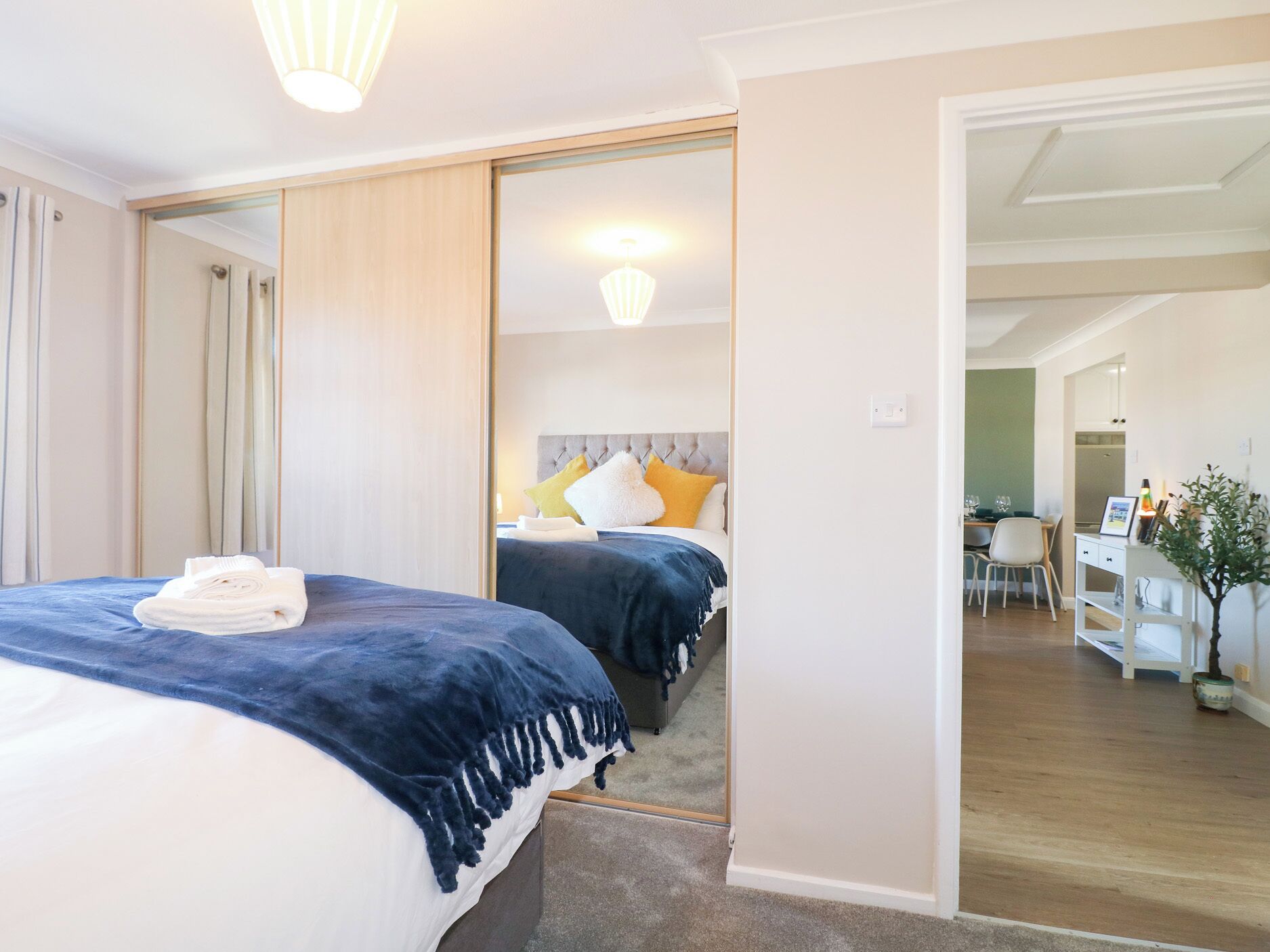 2 kamar tidur dan didekorasi berbeda-beda