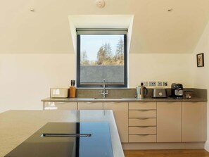 Fridge, microwave, oven, stovetop - Cliff Cottage - Cookswood (Somerset)