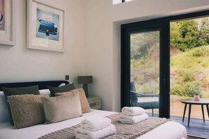 Iron/ironing board, travel cot, WiFi, bed sheets