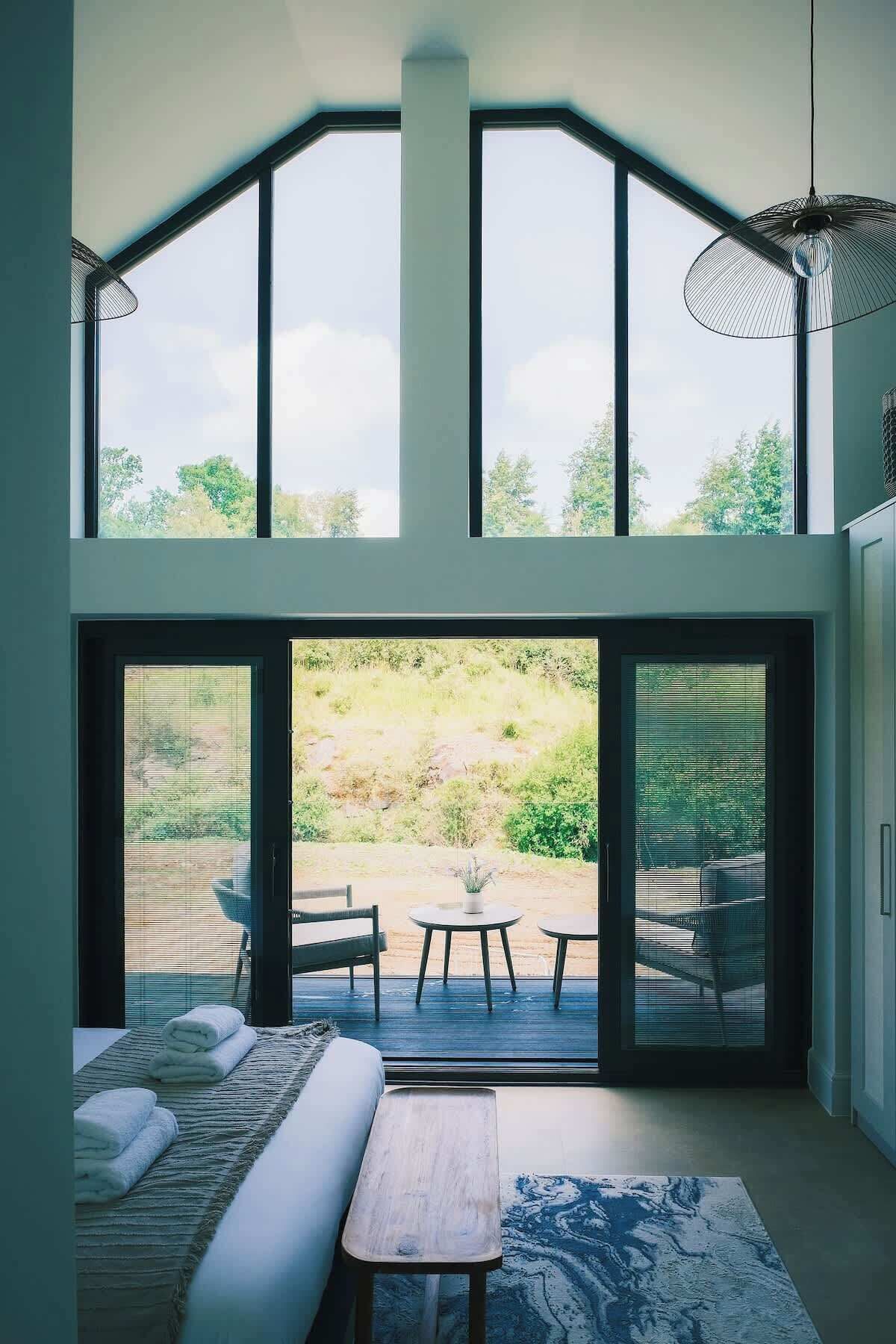 مكواة/لوح كي وسرير سفر وواي فاي وملاءات أسرّة