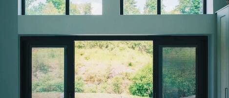 مكواة/لوح كي وسرير سفر وواي فاي وملاءات أسرّة