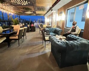 Outdoor dining - Luxury  1 bedroom in Kilimanin with gym  & Rooftop Bar. Beautiful city views (Nairobi County)