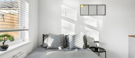 Escritorio, tabla de planchar con plancha, wifi gratis y ropa de cama