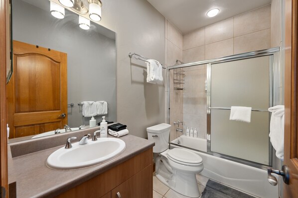 Une salle de bain moderne avec un lavabo, des toilettes et une baignoire.