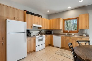 Refrigerador, horno, cafetera/tetera, tostadora