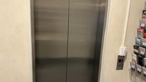 An elevator with a digital display showing 'G'. - LOVELY ADELAIDE CITY ESCAPE (Adelaide)