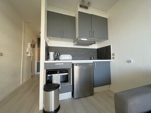 Fridge, microwave, stovetop, coffee/tea maker - Seaside studio with beach access and secure parking (Arcachon)