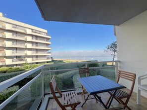 Outdoor dining - Seaside studio with beach access and secure parking (Arcachon)