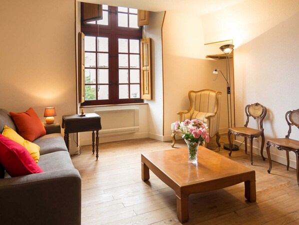 Living area - Medieval studio in village center, near shops (Hérisson)