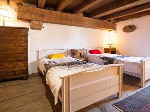 Room - Medieval studio in village center, near shops (Hérisson)