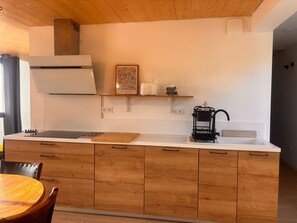 Fridge, microwave, oven, stovetop - Renovated mezzanine T2 apartment Formiguères, 10 ppl, near shops (Formiguères)