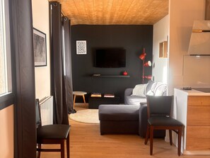 TV - Renovated mezzanine T2 apartment Formiguères, 10 ppl, near shops (Formiguères)