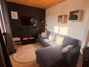 TV - Renovated mezzanine T2 apartment Formiguères, 10 ppl, near shops (Formiguères)