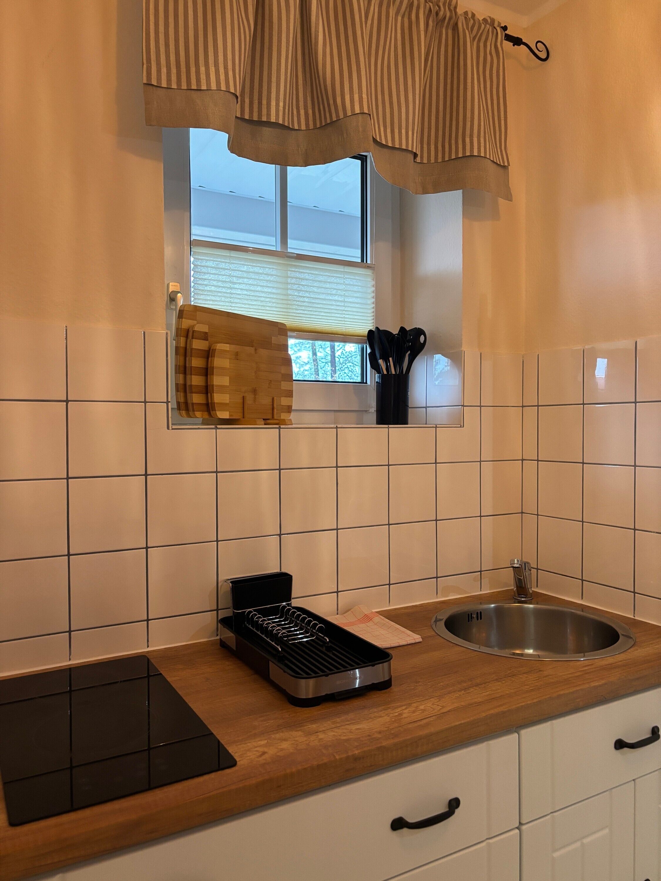 Kühlschrank, Mikrowelle, Herdplatte, Wasserkocher mit Kaffee-/Teezubehör