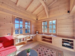 TV - Spacious 5-bedroom chalet near ski bus, Mont Blanc view (Combloux)