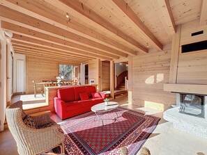 TV - Spacious 5-bedroom chalet near ski bus, Mont Blanc view (Combloux)