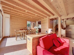TV - Spacious 5-bedroom chalet near ski bus, Mont Blanc view (Combloux)