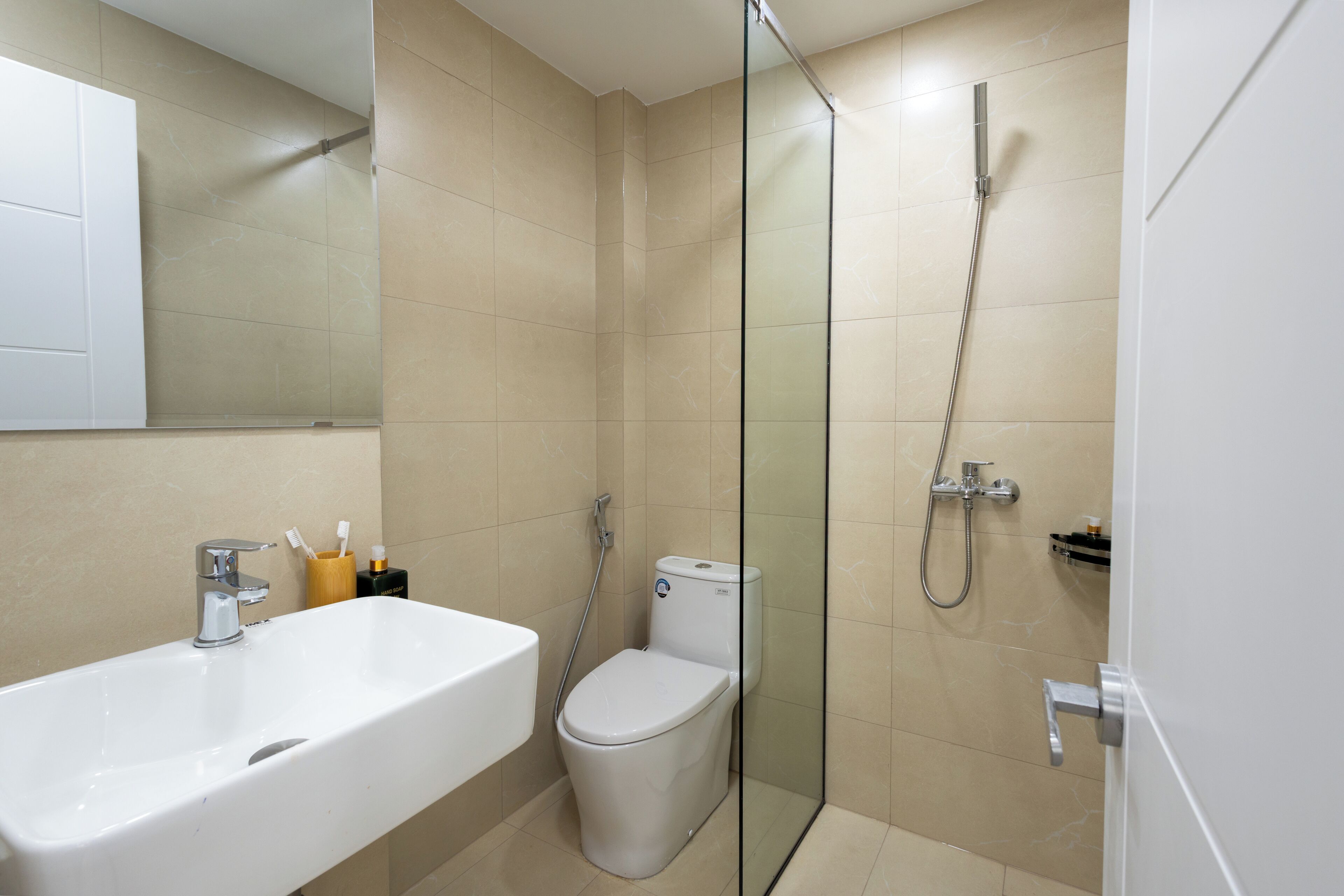 Studio Deluxe | Phòng tắm | Buồng tắm vòi sen, máy sấy tóc, dép đi trong nhà, khăn tắm 